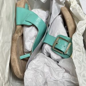 Giant Bernini women’s footbed sandals. aqua. Size 7.